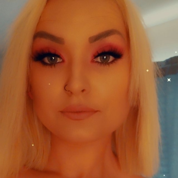 Meet your Posher, Courtney - Picture 1 of 2